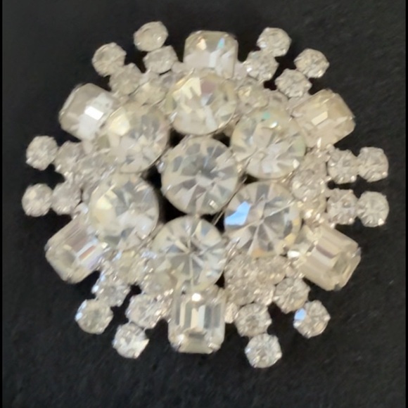 Vintage clear emerald cut & round Silver tone Cluster rhinestone Brooch pin - Picture 11 of 15